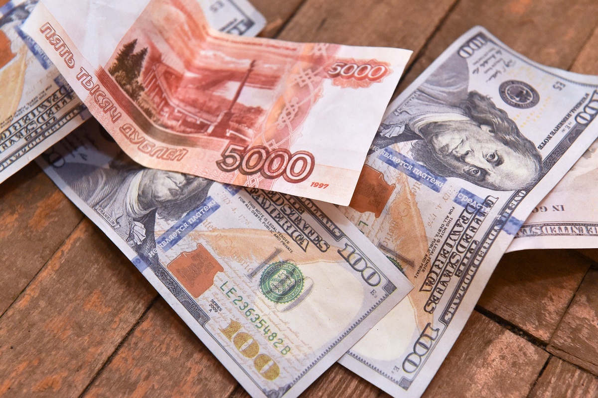 Банк России с 11 апреля отменил комиссию в 12% на покупку валюты