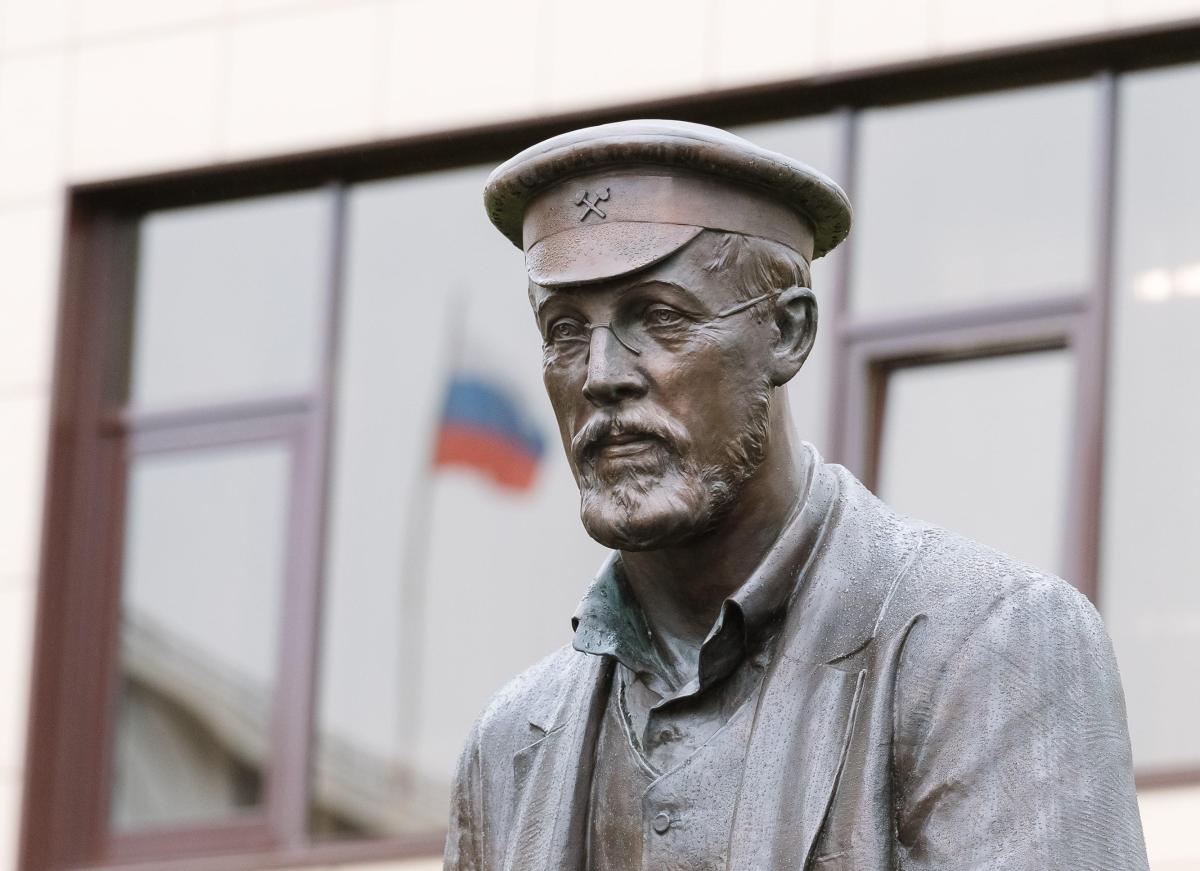 Памятник Павлу Преображенскому перед центральным офисом «ЛУКОЙЛ-ПЕРМЬ»
